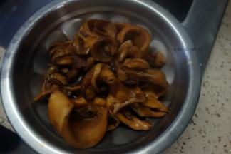 大火煮开转中小火煮30分钟左右，具体时间要根据材料大小自己随时捞出来看看是不是熟了，