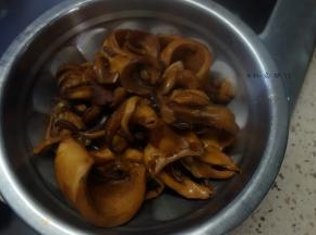 大火煮开转中小火煮30分钟左右，具体时间要根据材料大小自己随时捞出来看看是不是熟了，