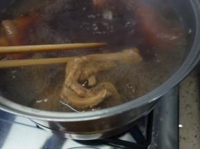 味道看看还需要再调节不，因为材料多少影响卤的味道，所以按实际情况再调节
