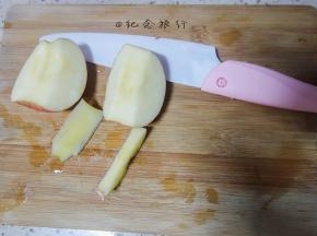 苹果洗净切去芯备用