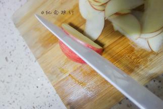 用刀切成半圆形的片