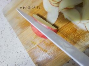 用刀切成半圆形的片