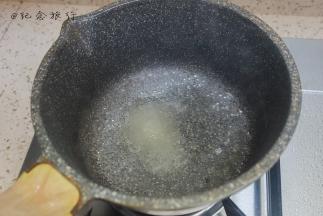 50g水+20g白砂糖+1小撮盐煮开