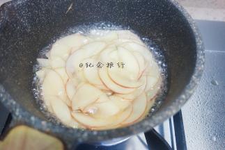 放入苹果片微开开后马上关火