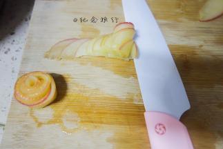 将苹果一片压一片放8片然后从右往左卷起来即可