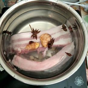 五花肉洗净冷水入锅，加入生姜、蒜头和八角煮开，水开后加入1勺料酒