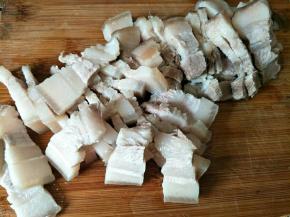 放凉的五花肉切薄片