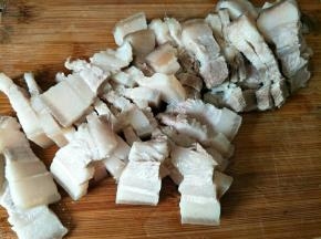 放凉的五花肉切薄片