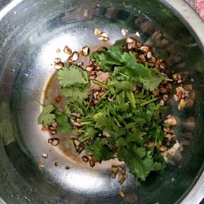 酱油、醋、白糖、蒜泥和香菜等调味料拌匀