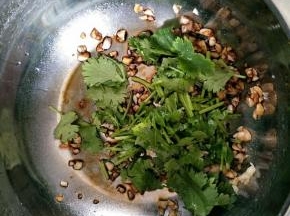 酱油、醋、白糖、蒜泥和香菜等调味料拌匀