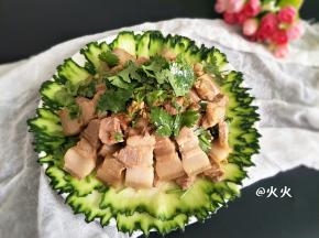 切好的五花肉和调味料拌匀装盘