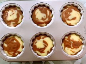 冷藏好的双色面糊装入学厨玛德琳模具里八分满，混合着颜色装烤出来更漂亮哦（我用的这个模具不沾，如果模具沾的话要提前刷油撒粉防沾）