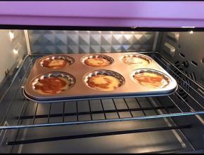 放入预热好的烤箱中层上下火180度烤15到18分钟（我的模具比较深时间烤了18分钟）