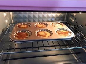 放入预热好的烤箱中层上下火180度烤15到18分钟（我的模具比较深时间烤了18分钟）