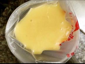 取一半面糊装入裱花袋里