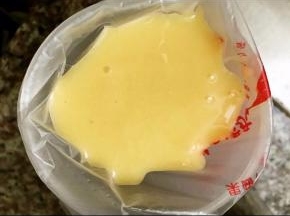 取一半面糊装入裱花袋里