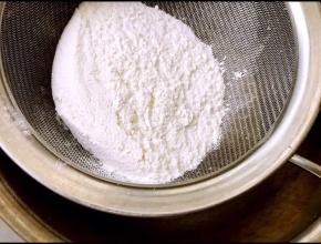 筛入低粉和泡打粉的混合