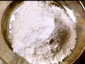 低筋和泡打粉混合过筛