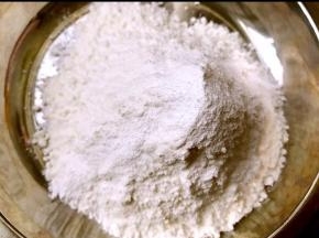 低筋和泡打粉混合过筛