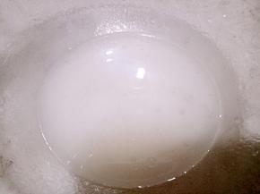 玉米油和水放入干净的碗里搅拌至乳化。