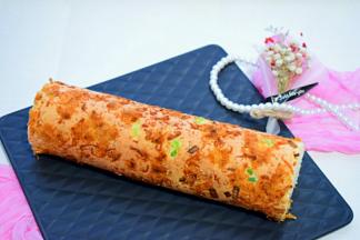 烤好了脱模抹上沙拉酱卷起来。用油纸包好。冬天可以不放冰箱里定型，我就放阳台上了，半个小时就可以切开吃了。