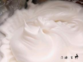 蛋白分三次加糖打到尖角。