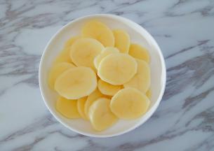 切成土豆片放入盘中