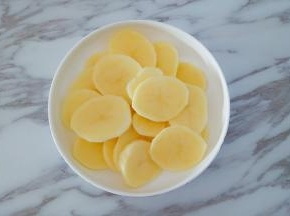 切成土豆片放入盘中