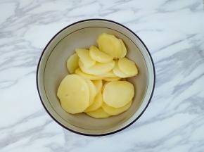 蒸熟的土豆放入碗中，加入少许盐，用勺子压成土豆泥