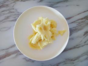 过筛土豆泥，过筛的土豆泥很细腻，口感更好哦