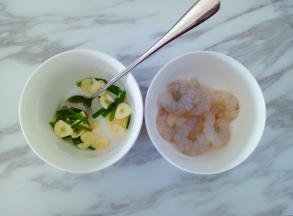 葱姜蒜切好放入碗中，加入适量清水浸泡半小时，清洗好干净的虾仁放入小碗中，加入几勺葱姜蒜水