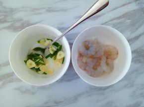 葱姜蒜切好放入碗中，加入适量清水浸泡半小时，清洗好干净的虾仁放入小碗中，加入几勺葱姜蒜水