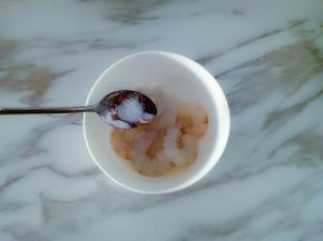 加入少许盐腌制半小时左右