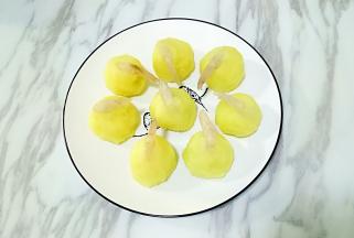 用土豆泥把腌制好的虾仁包裹起来，露个尾巴