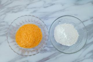 准备好面包糠、面粉备用