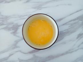 鸡蛋一个打入小碗中，搅打均匀备用