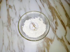 将虾球放在面粉中滚一圈，使虾球均匀裹上面粉