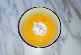 然后放入鸡蛋液中使虾球均匀裹上蛋液