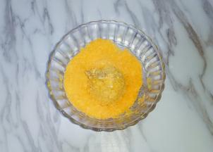 最后放入面包糠中，使虾球均匀裹上面包糠