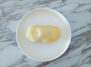 土豆去皮清洗干净