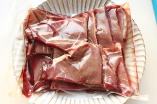 牛肉室温解冻。解冻的牛肉1天内吃完，不要再次冷冻，会损失营养。