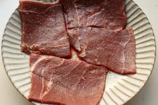 解冻好的牛肉撒海盐和现磨黑胡椒腌制10分钟。