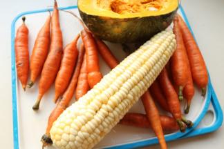 腌制牛肉时候准备蔬菜，家里有玉米南瓜和胡萝卜。