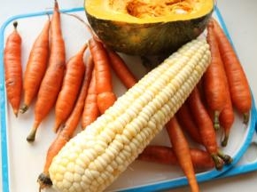 腌制牛肉时候准备蔬菜，家里有玉米南瓜和胡萝卜。