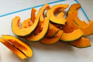 南瓜切月牙状的块。玉米切段。