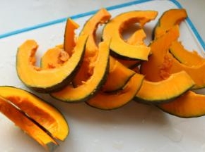 南瓜切月牙状的块。玉米切段。