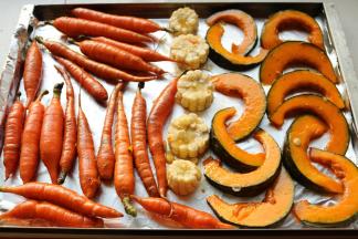 蔬菜摆在烤盘上。