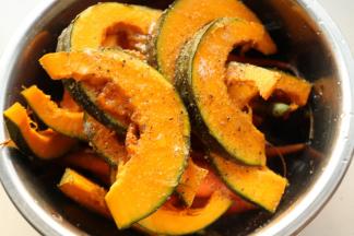 处理好的蔬菜撒上色拉油，盐和现磨黑胡椒，颠匀。