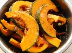 处理好的蔬菜撒上色拉油，盐和现磨黑胡椒，颠匀。