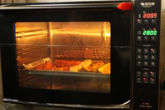 入烤箱200度烤30分钟左后，变软表面焦黄即可。